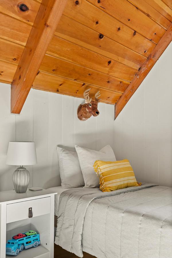 Romantic & Family Friendly Chalet In The Woods 레이크애로우헤드 외부 사진