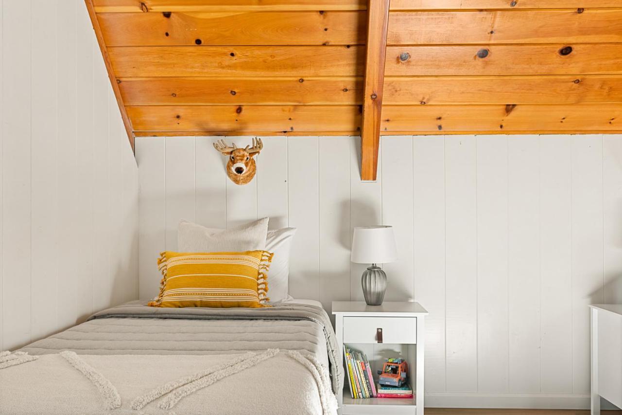 Romantic & Family Friendly Chalet In The Woods 레이크애로우헤드 외부 사진